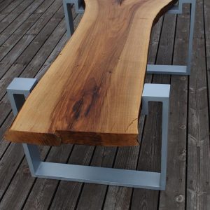 Stol z plastra litego drewna - orzech naturalny blat olejowany na ramach aluminiowych