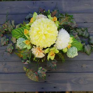https://artdecha.pl/wp-content/uploads/2019/10/kompozycja-na-grób-sztuczne-kwiaty-dzień-zmarłych-wszystkich-świętych.jpg