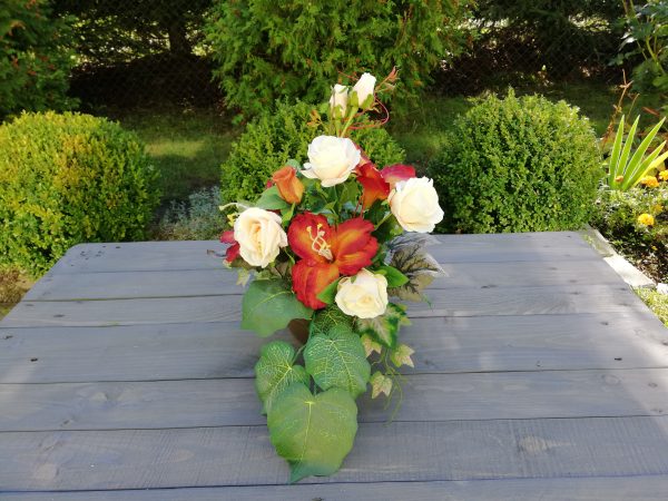 https://artdecha.pl/wp-content/uploads/2019/10/kompozycja-róże-lilie-liście-winogrona-sztuczne-kwiaty-stroik-na-grób.jpg