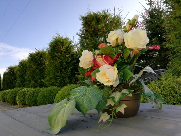https://artdecha.pl/wp-content/uploads/2019/10/kompozycja-stroik-na-grób-sztuczne-kwiaty-róże-doniczka-cement.jpg