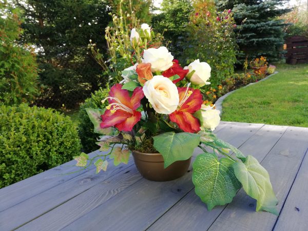https://artdecha.pl/wp-content/uploads/2019/10/piękne-sztuczne-kwiaty-róże-kompozycja-na-grób-stroik-cmentarz.jpg