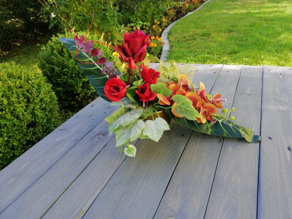 https://artdecha.pl/wp-content/uploads/2019/10/piękny-stroik-na-grób-róże-storczyki-sztuczne-kwiaty-kompozycja.jpg