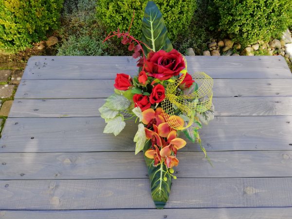 https://artdecha.pl/wp-content/uploads/2019/10/piękny-stroik-sztuczne-kwiaty-róże-ozdoba-grobu-kompozycja-storczyk-sztuczne-liście.jpg