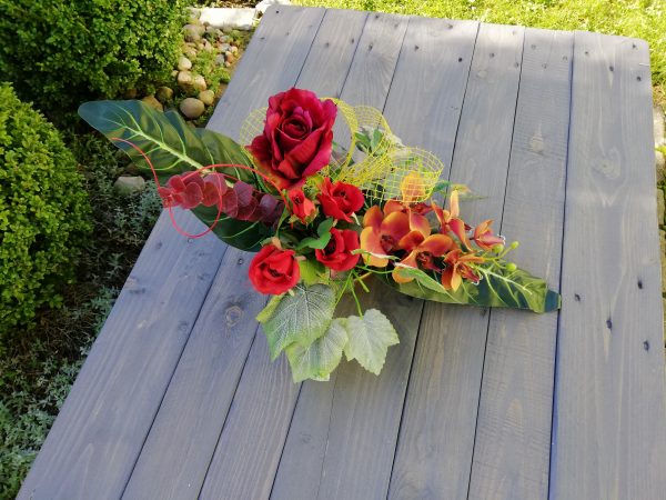 https://artdecha.pl/wp-content/uploads/2019/10/róże-storczyk-sztuczne-kwiaty-liście-kompozycja-stroik-na-grób-cmentarz-ozdoba-doniczka.jpg
