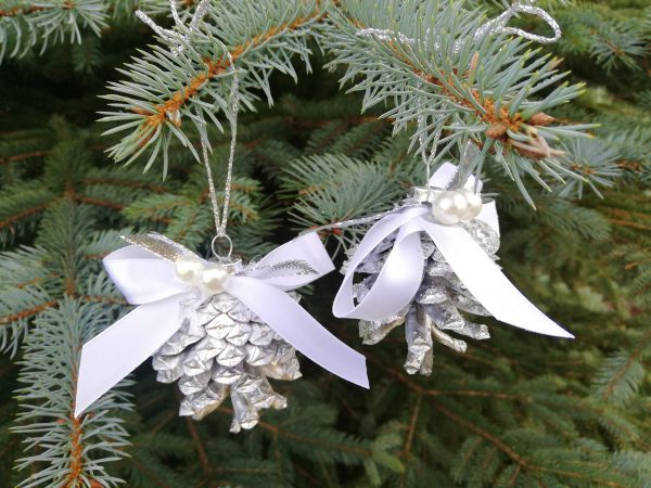 https://artdecha.pl/wp-content/uploads/2019/11/bombki-na-choinkę-srebrne-z-szyszek-z-białą-kokardą-na-Boże-Narodzenie.jpg